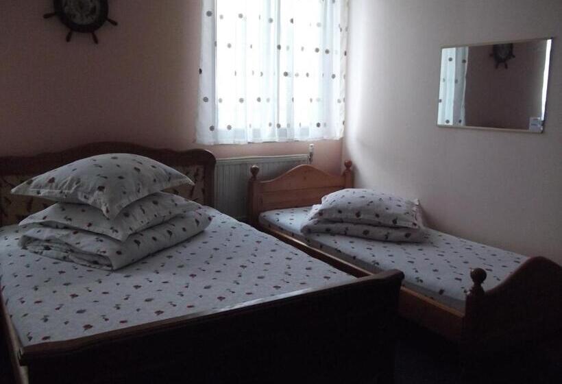 اتاق استاندارد سه نفره, Hostel „la Galan”