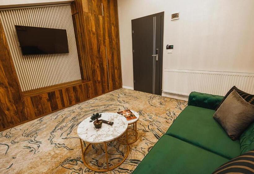 سوییت خانوادگی, Motel Andra