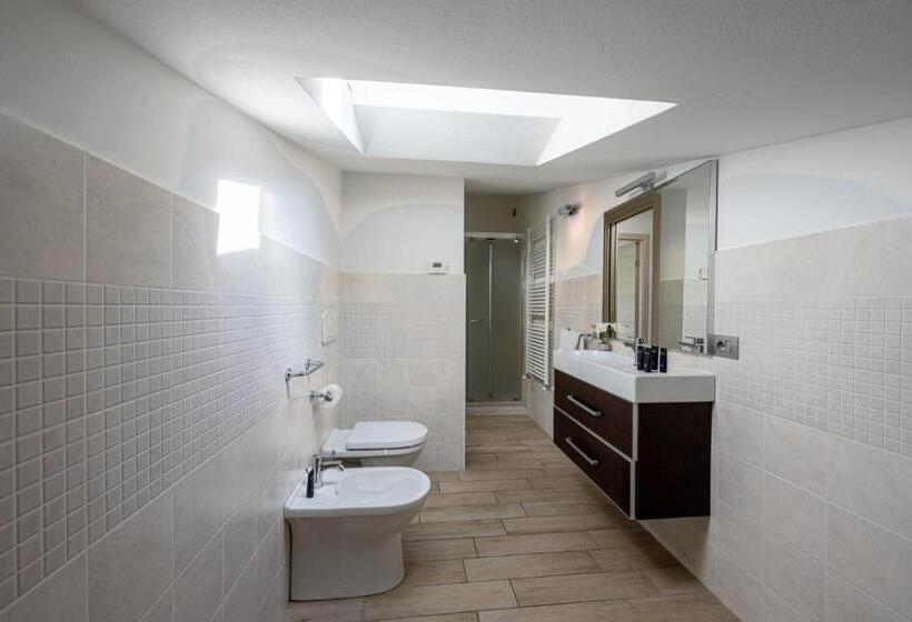 Апартаменты 4 Спальни, Bellagio Village  4 Apartments By The Lake   Seasonal Warm Pool And Sauna