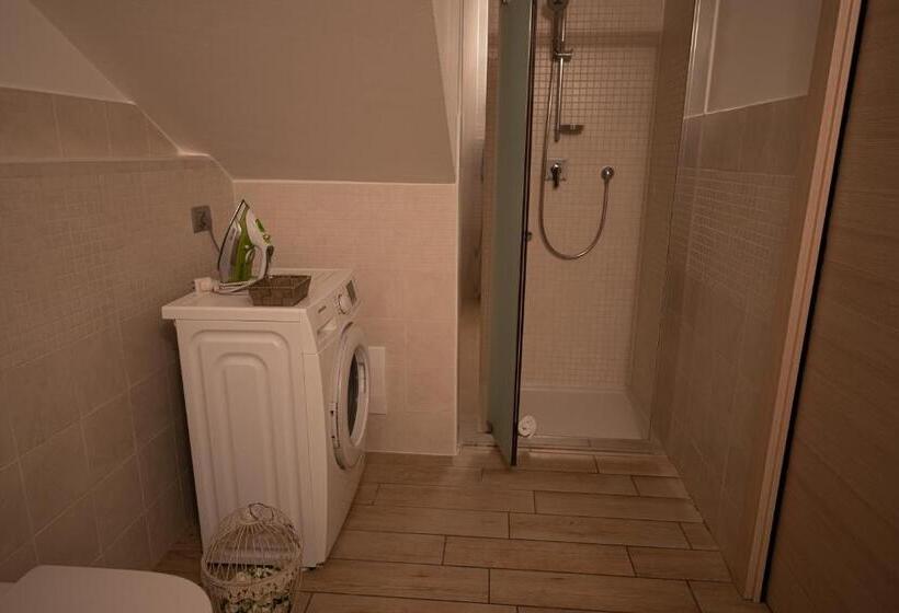 带2个卧室的公寓, Bellagio Village  4 Apartments By The Lake   Seasonal Warm Pool And Sauna