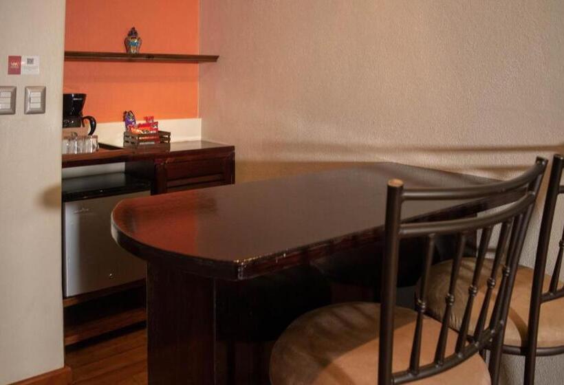 سوییت لوکس, Es Villa Mercedes San Cristobal