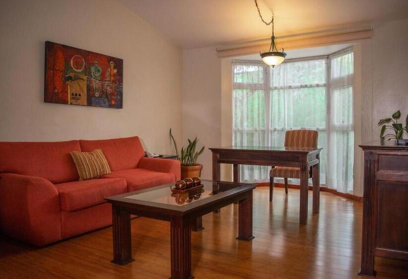 سوییت لوکس, Es Villa Mercedes San Cristobal