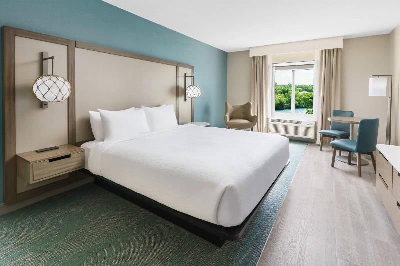 اتاق استاندارد با چشم‌انداز استخر, Fairfield By Marriott Inn & Suites Marathon Florida Keys
