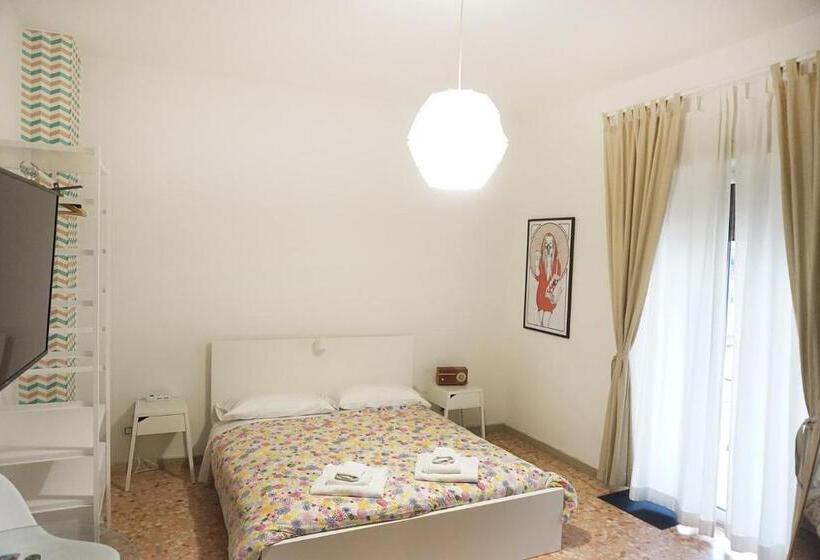 اتاق لوکس با بالکن, Bed A Cavour