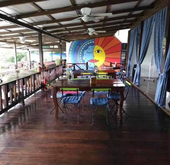 Полулюкс Повышенной Комфортности, Toucan Lane Hotel And Restaurant