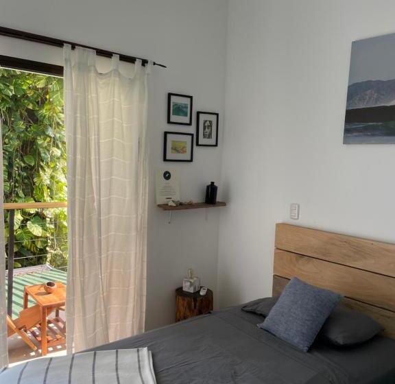اتاق استاندارد با بالکن, El Chante Surf House