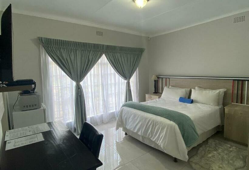 اتاق استاندارد با چشم‌انداز استخر, Ndzuti Guest House