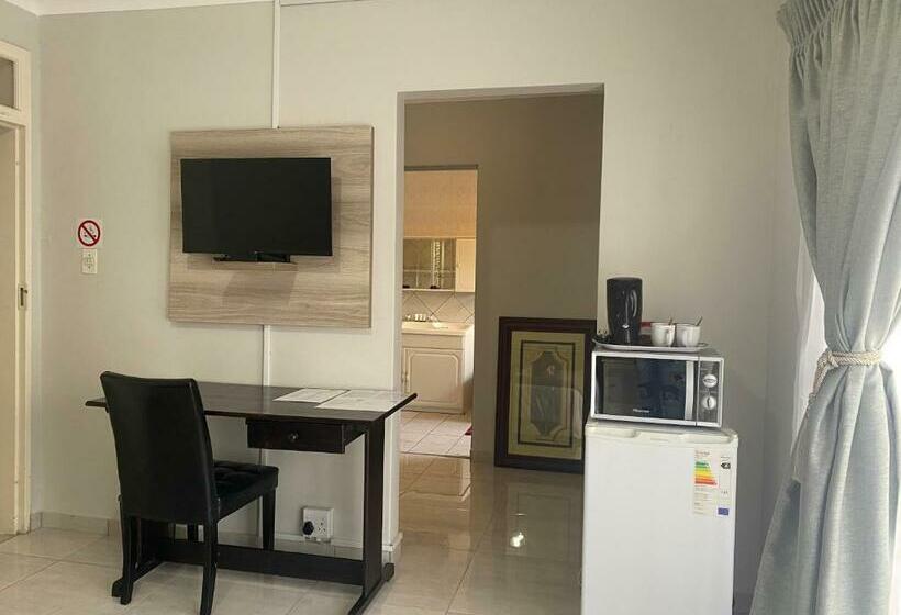 اتاق استاندارد با چشم‌انداز استخر, Ndzuti Guest House