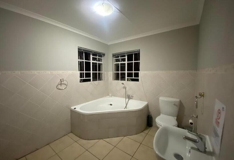 اتاق لوکس با بالکن, Ndzuti Guest House