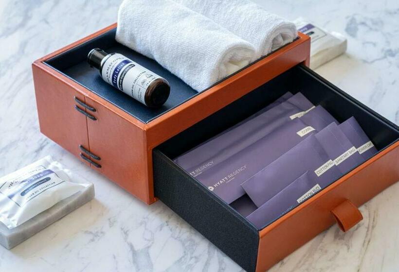 اتاق استاندارد با تخت بزرگ, Hyatt Regency Phnom Penh
