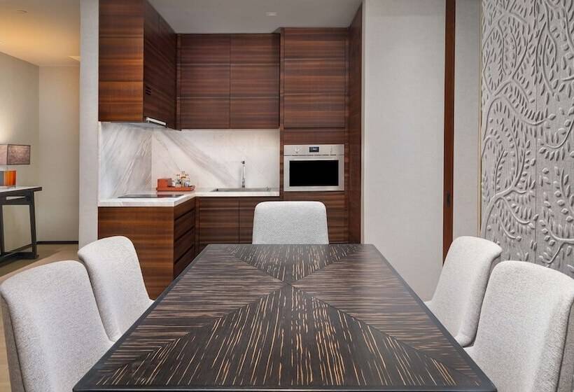 سوئیت رویال, Hyatt Regency Phnom Penh