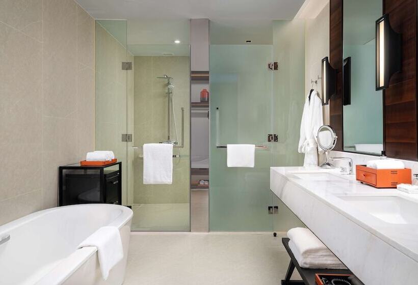 سوئیت رویال, Hyatt Regency Phnom Penh