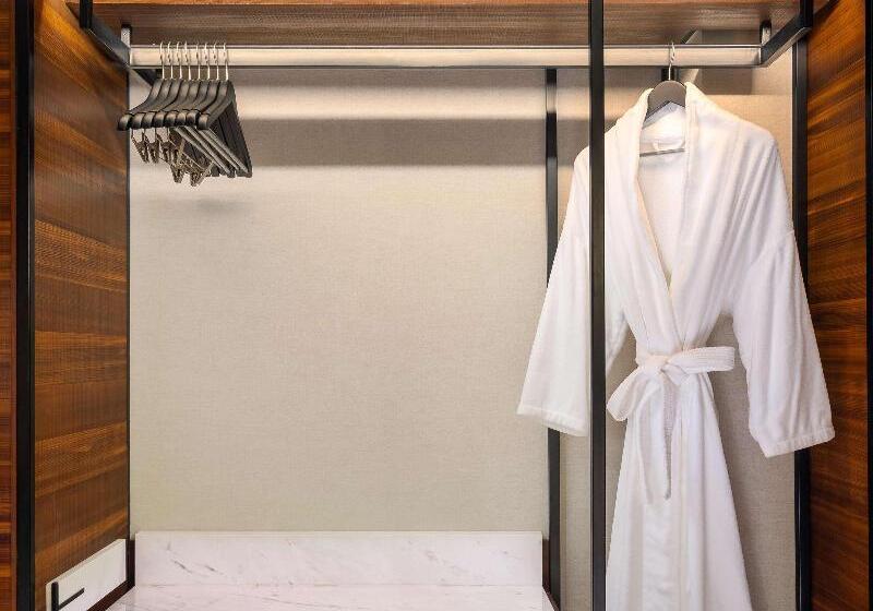 اتاق استاندارد با تخت بزرگ, Hyatt Regency Phnom Penh