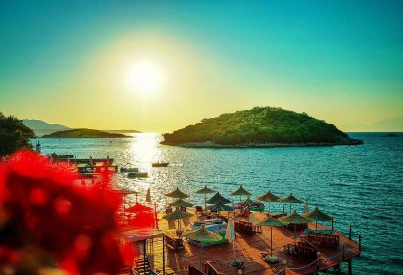 اتاق راحتی سه تخته, Summer Time