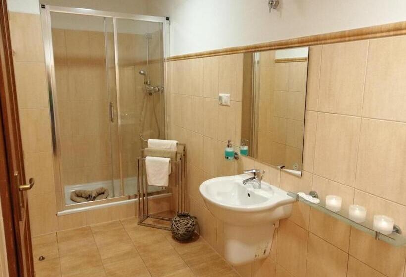 Трехместный Номер Стандарт с Балконом, Chaty A Apartmány Kúria Na Táľoch, Tále   Chopok Juh