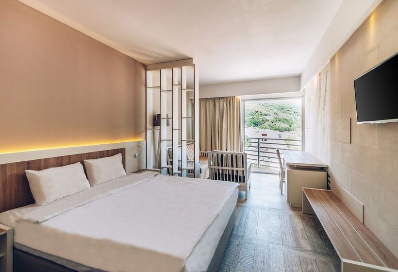 اتاق استاندارد سه نفره, Carine Hotel Delfin