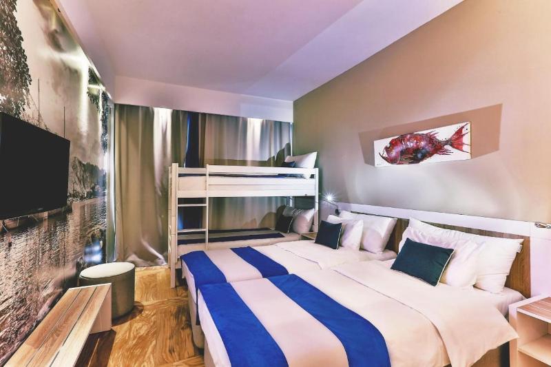 اتاق استاندارد سه نفره, Carine Hotel Delfin