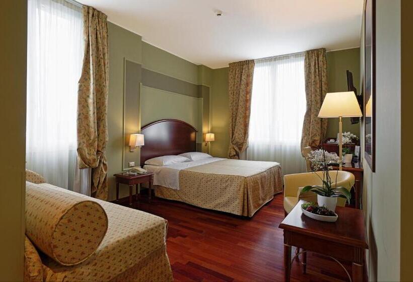 سوییت جونیور, Savoia Hotel Regency