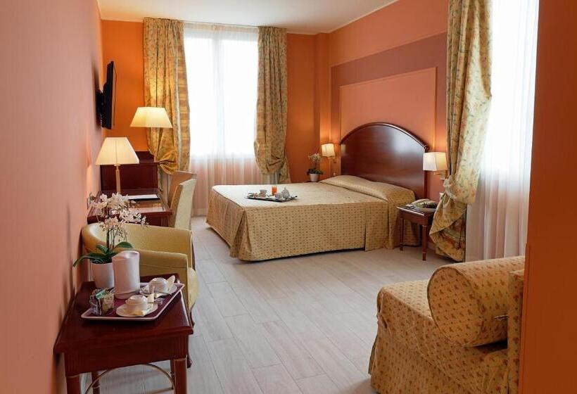 سوییت جونیور, Savoia Hotel Regency