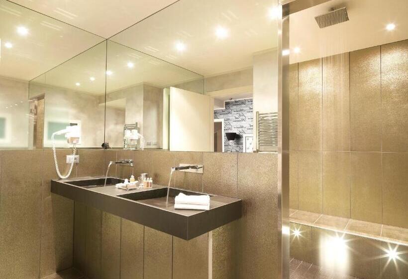 سوئیت با بالکن, Savoia Hotel Regency