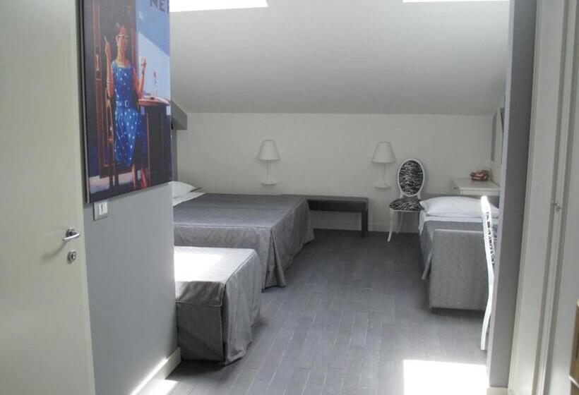 اتاق راحتی سه تخته, Savoia Hotel Regency