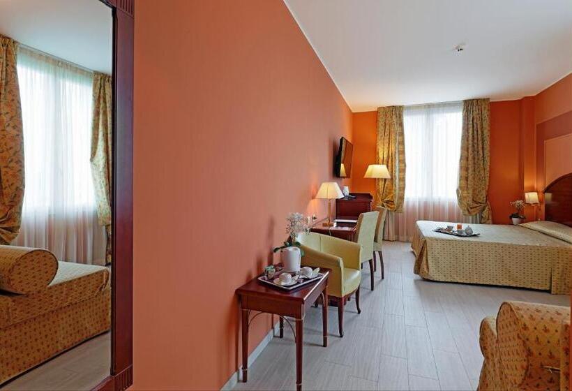 اتاق خانوادگی, Savoia Hotel Regency