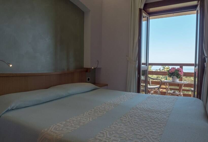 Triple Room Sea View, Cala Reale