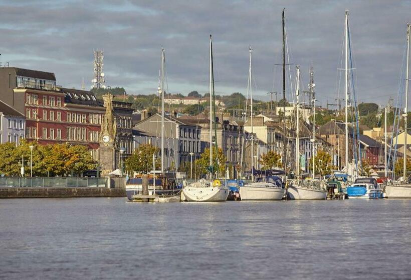 اتاق خانوادگی, Waterford Marina