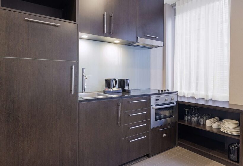 استودیو اجرایی, Oaks Melbourne On Collins Suites