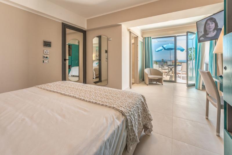 اتاق لوکس با چشم‌انداز دریا, Acacia Marina