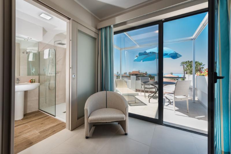 اتاق لوکس با چشم‌انداز دریا, Acacia Marina