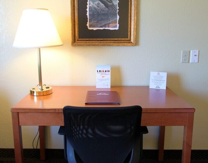 Люкс, Days Inn & Suites By Wyndham Thompson