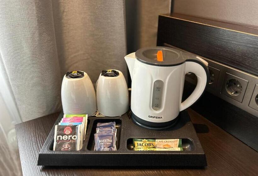 Quarto Triplo Estandar, Am Karlstor