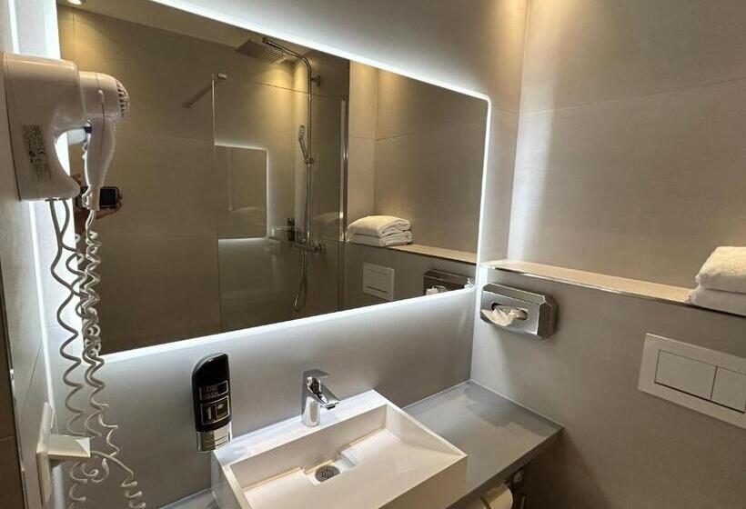 Quarto Triplo Estandar, Am Karlstor