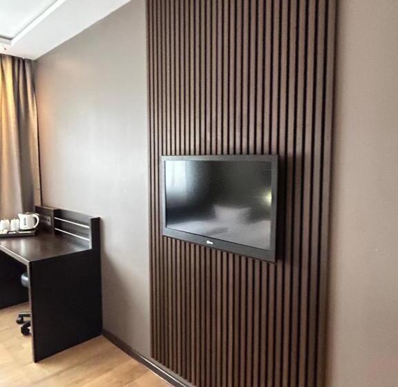 Quarto Estandar Interior, Am Karlstor