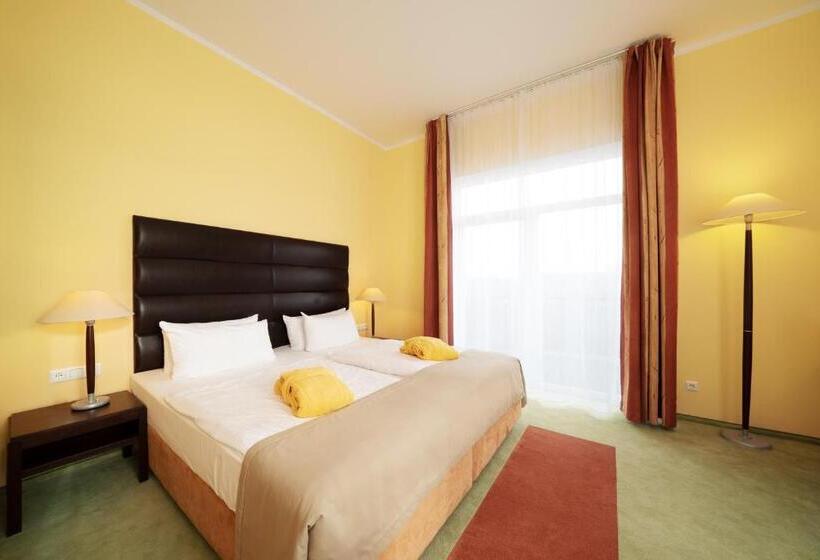 Superior room with lake view, Resort Mark Brandenburg & Fontane Therme