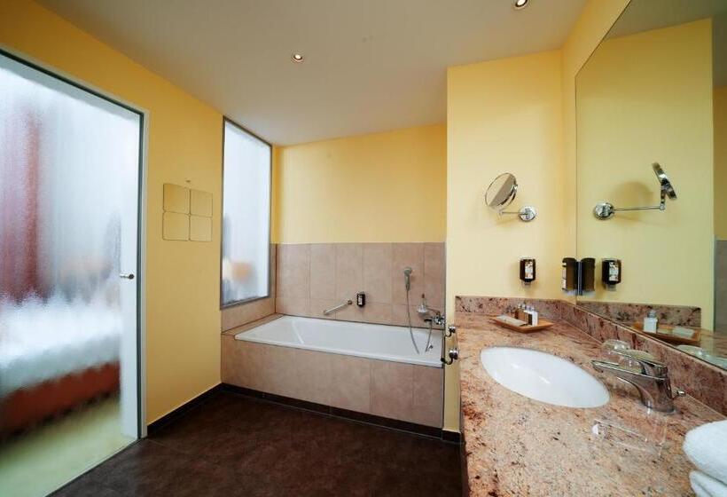 Superior room with lake view, Resort Mark Brandenburg & Fontane Therme