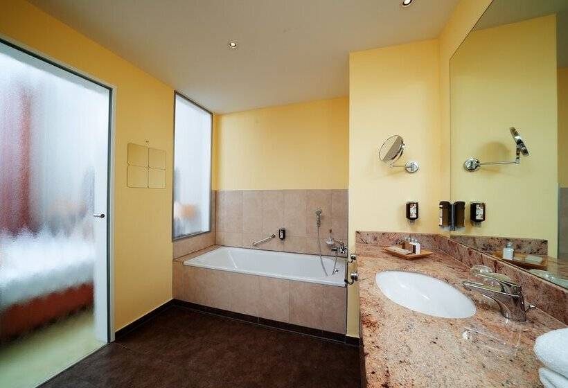 Superior room with lake view, Resort Mark Brandenburg & Fontane Therme