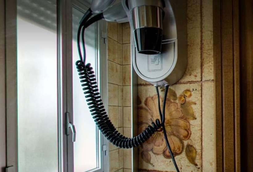 חדר סטנדרט יחיד, Art