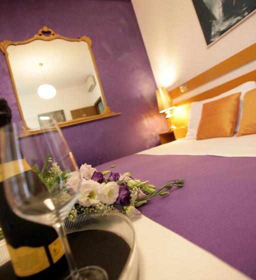 חדר סטנדרט לשלושה, Art