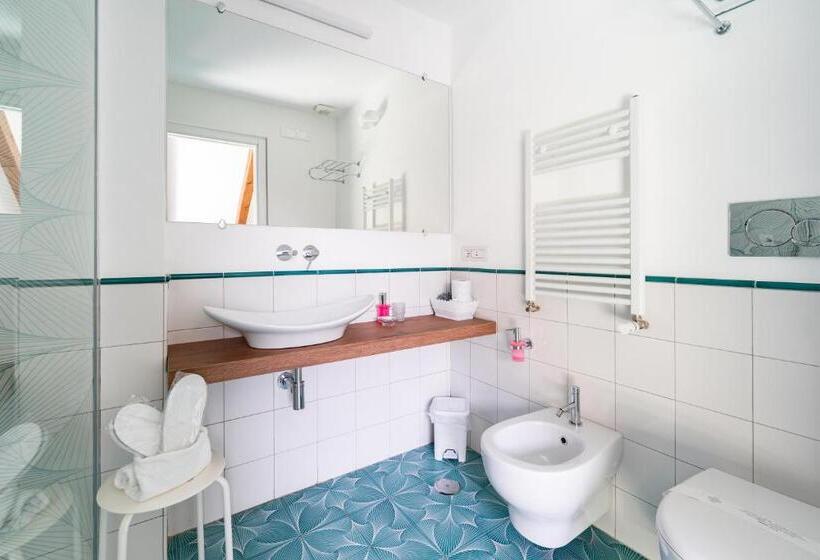 اتاق لوکس با بالکن و چشم‌انداز دریا, Villa Annalara Charme And Relax
