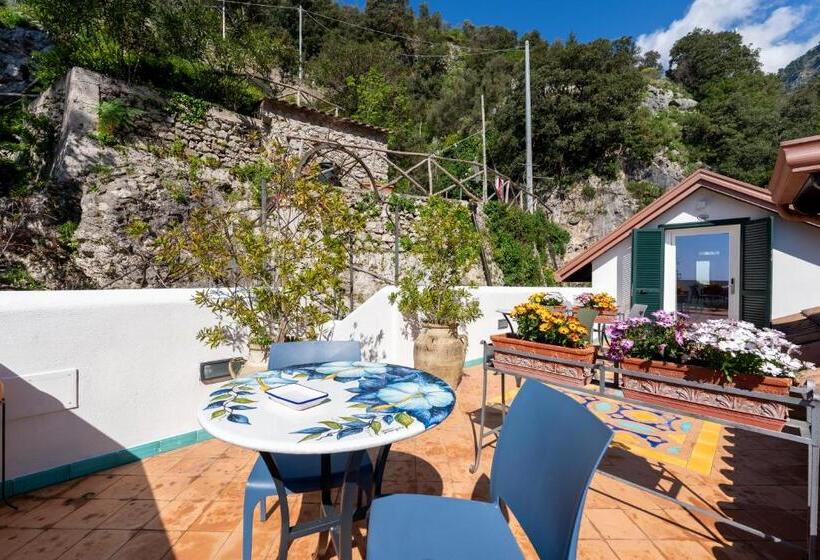 اتاق سه نفره دلوکس با چشم‌انداز دریا, Villa Annalara Charme And Relax