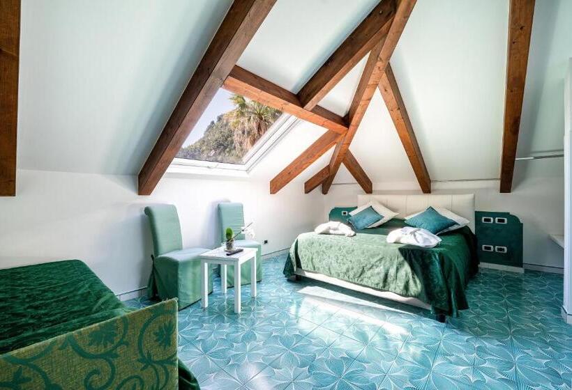 اتاق لوکس با بالکن و چشم‌انداز دریا, Villa Annalara Charme And Relax