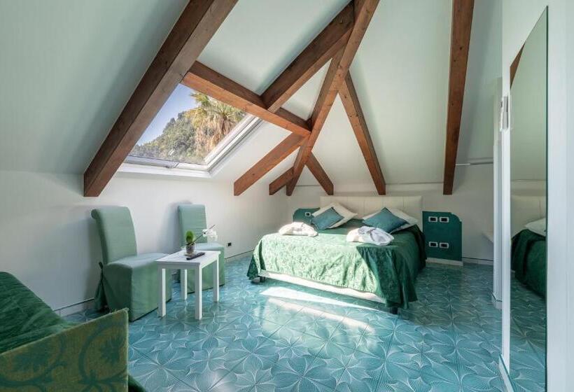 اتاق لوکس با بالکن و چشم‌انداز دریا, Villa Annalara Charme And Relax