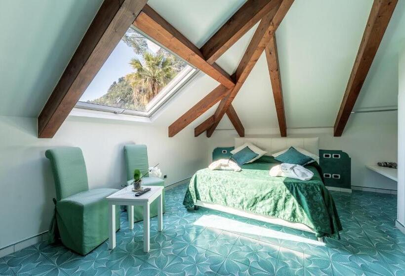 اتاق لوکس با بالکن و چشم‌انداز دریا, Villa Annalara Charme And Relax