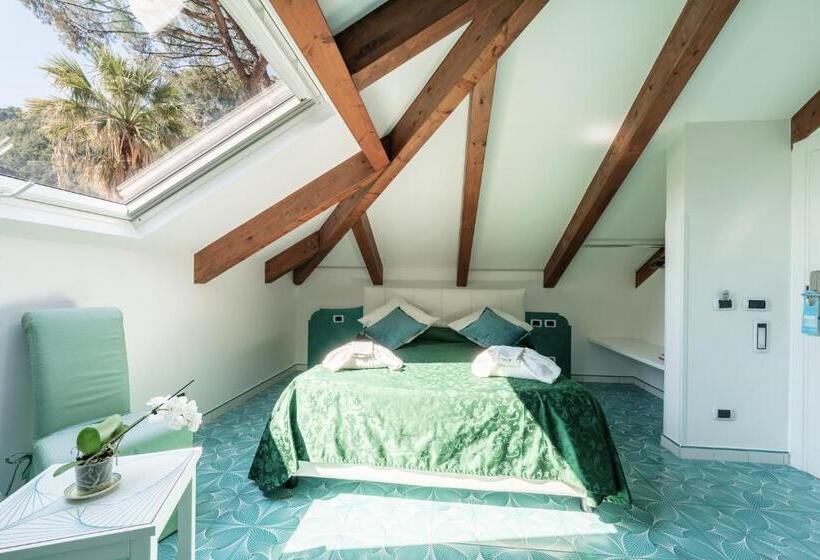 اتاق لوکس با بالکن و چشم‌انداز دریا, Villa Annalara Charme And Relax
