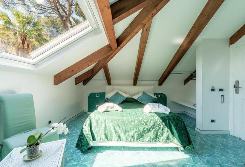 اتاق لوکس با بالکن و چشم‌انداز دریا, Villa Annalara Charme And Relax