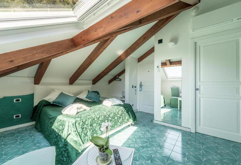 اتاق لوکس با بالکن و چشم‌انداز دریا, Villa Annalara Charme And Relax