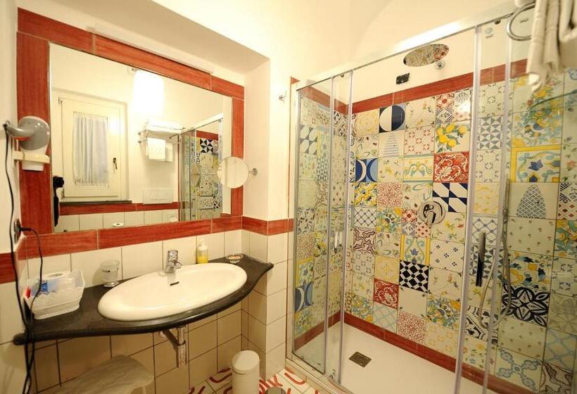 اتاق لوکس سه تخته, Villa Annalara Charme And Relax