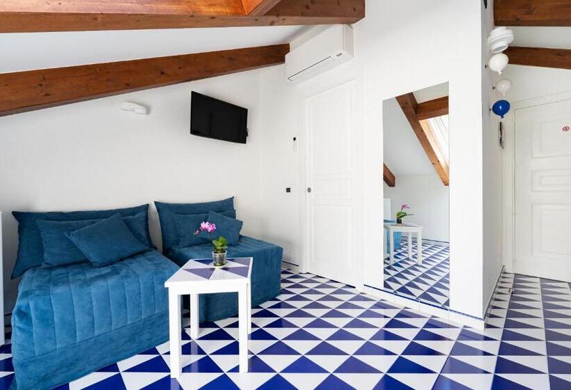 اتاق سه نفره دلوکس با چشم‌انداز دریا, Villa Annalara Charme And Relax